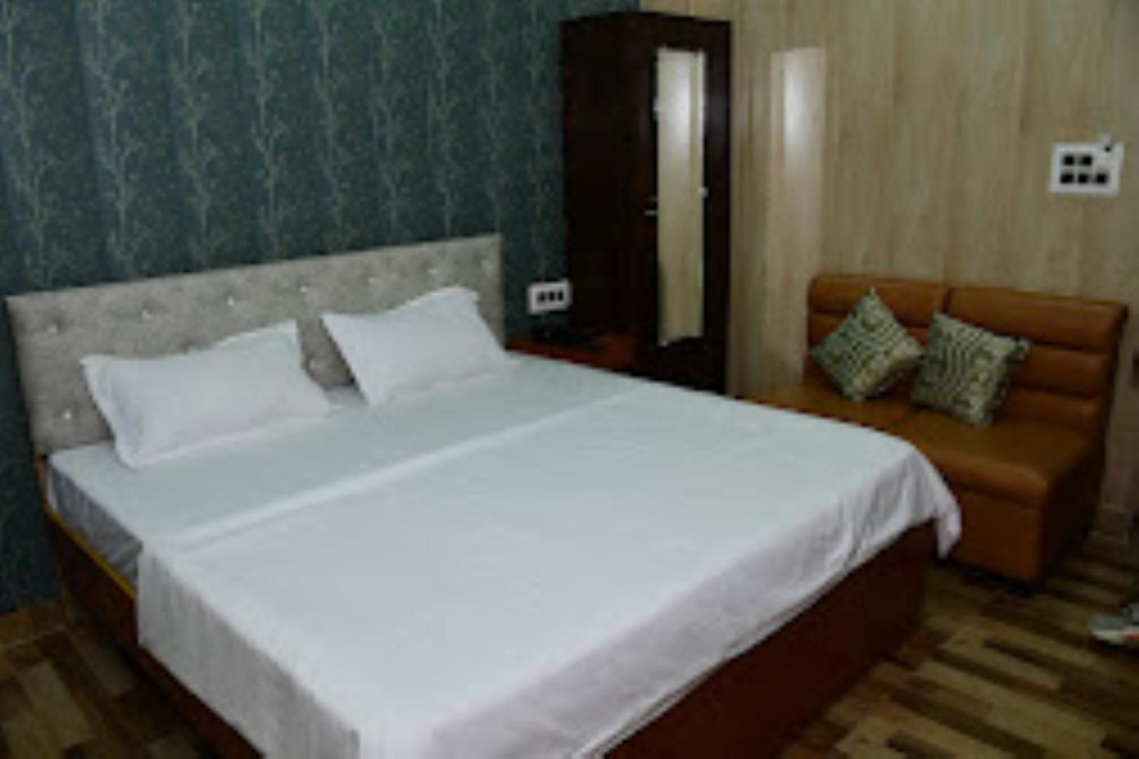 Renu Paradise , Ayodhya Hotel Exterior foto